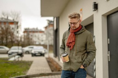 Sokaktaki Genç Çekici Adam ve Ofis molasında Kahveyi seviyor