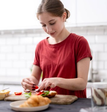 Genç Kız Evdeki Mutfakta Kahvaltı Hazırlıyor