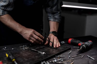 Adam yakın çekim için raftan ve bileklikten raf yapıyor.