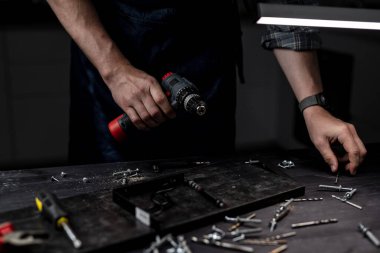 Usta matkap ucunu yakın çekim görüntüsüyle değiştiriyor