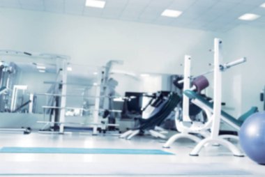 Modern bir spor salonunun içi bulanık, bulanık.