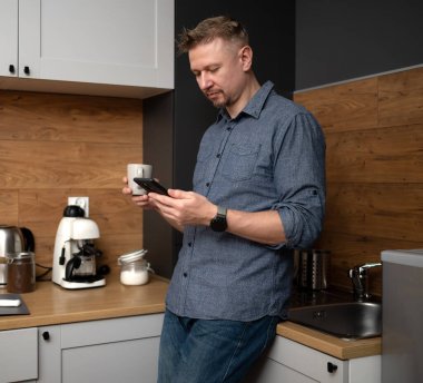 Evdeki Mutfakta Akıllı Telefona Bakan Adam