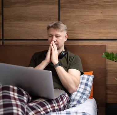 Heyecanlı Adam Evde Dizüstü bilgisayar kullanıyor