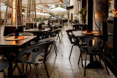 Akşam Sokak Kafe Stantları Boş