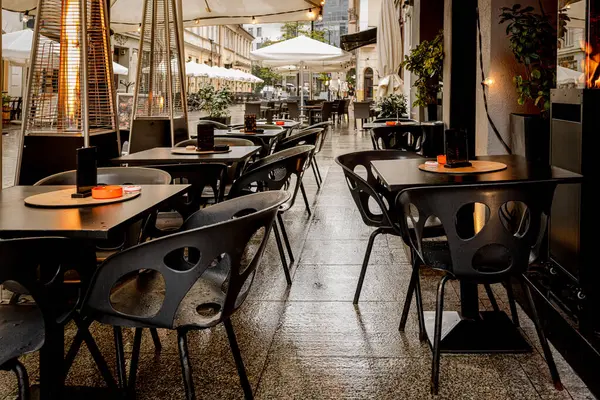 Akşam Sokak Kafe Stantları Boş