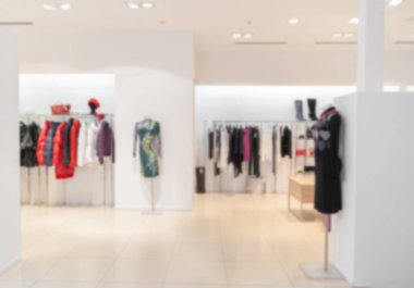 Lüks bir modern giyim mağazasının içi bulanık ve bulanık