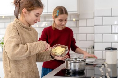 Mutfakta Evde Yemek Yapan İki Küçük Kız Kardeş