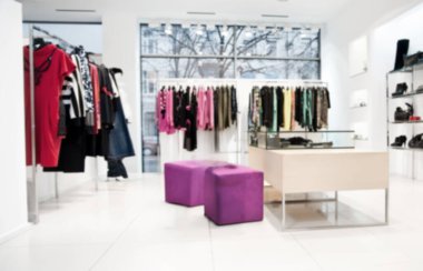 Lüks bir giysi ve ayakkabı mağazasının içi bulanık, bulanık.