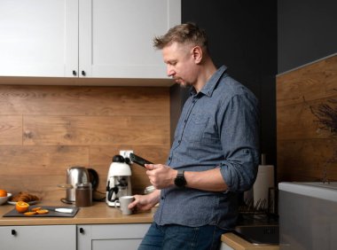 Evdeki Mutfakta Akıllı Telefona Bakan Adam