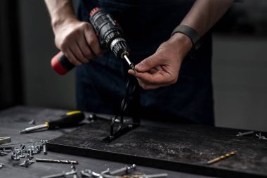 Usta, Vidalı Tornavidayı Yakın Çekimde Tutuyor