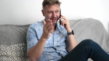 Evde Akıllı Telefonlu Genç Çekici Adam Telefon Konuşması Yapıyor