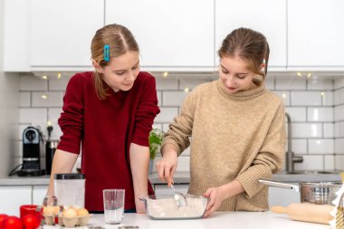 Mutlu Kardeşler Mutfakta Evde Kaka Yapıyor