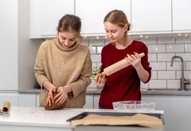 Zencefilli Kurabiye İçin Öksüren Küçük Kız Kardeşler