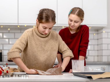 Zencefilli Kurabiye İçin Öksüren Küçük Kız Kardeşler