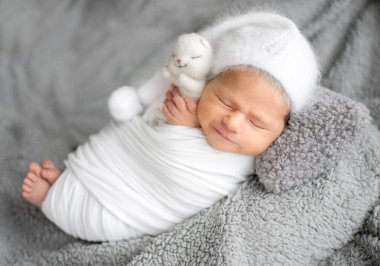 Yeni doğmuş Bebek Stüdyoda Gülümseyerek Uyuyor