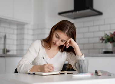 Odaklanmış Kız Lyceum 'daki derslere hazırlanıyor.