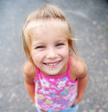 Yakın plan portrede gülümseyen kız