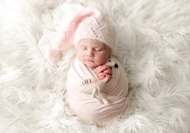 Oyuncak Oyuncaklı Yeni Doğmuş Bebek Stüdyo Fotoğraflarında Uyuyor