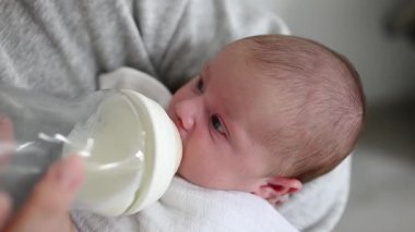 Yeni doğmuş bir bebekle tanışmak Şişeden