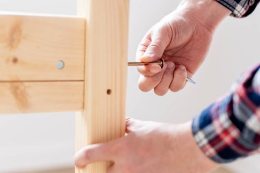 Erkek Evde Yerde Yatağı Birleştiriyor