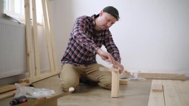 Erkek Evde Yerde Yatağı Birleştiriyor