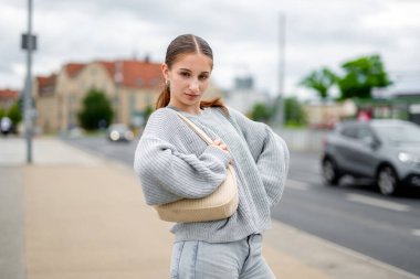 Şehir Arkaplanına Karşı Güzel Kız Pozu