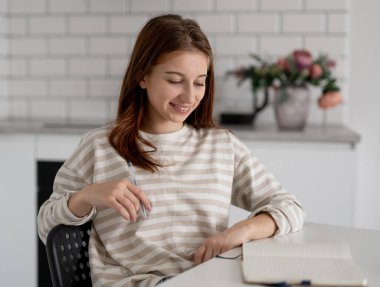 Lyceum Hazırlama için Not Defterine Deneme Yazan Kız