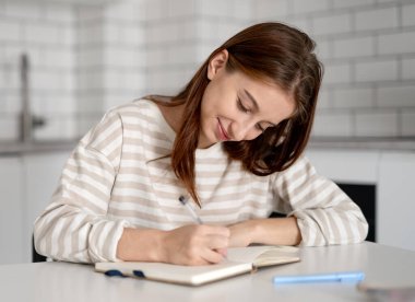 Lyceum Hazırlama için Not Defterine Deneme Yazan Kız