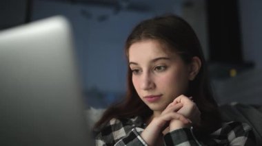 İnternette Korkunç Görüntüler İzleyen Genç Kız, İnternette Kötü Haberler kavramını vurguluyor.