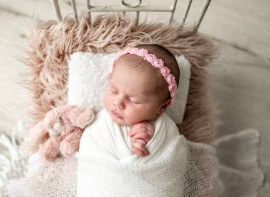 Yeni doğmuş Bebek Stüdyo Fotoğrafı Çekilirken Küçük Beşikte Uyuyor