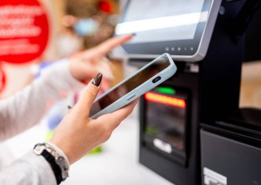 Smartphone 'lu Kadın Elleri Alım Parası Yakından Ödeme Yapıyor