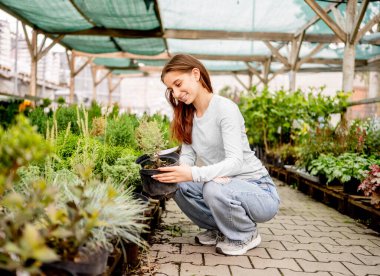 Serada Çiçek Çiçeği Çiçekli Mutlu Genç Kadın