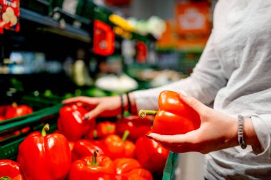 Süpermarkette Biber Toplayan Kız Eller Yakın Çekimde