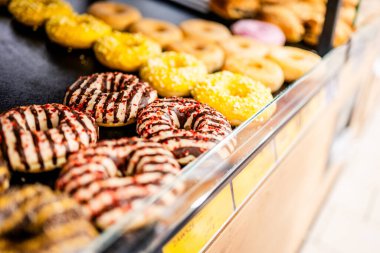 Fırın bölümündeki süpermarket rafında toplanan bağışlar