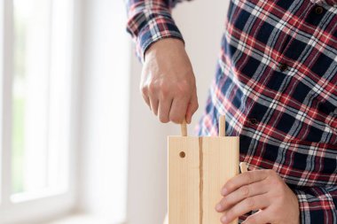 Mobilya İnşa Eden Adam Yakından Görünümlü