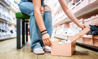 Ayakkabı Mağazasında Spor Ayakkabı Kutusu Açan Kız