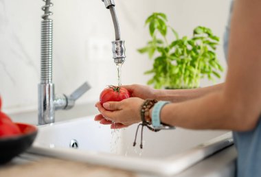 Kadın Elleri Mutfakta Domates Yıkıyor