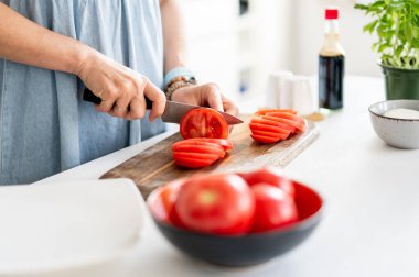 Mutfakta Domates Dilimleyen Kadın Elleri