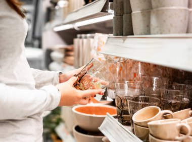 Kadınların Elleri Dükkanda Cam Tutuyor ve Süpermarketten Alışveriş Yapıyor