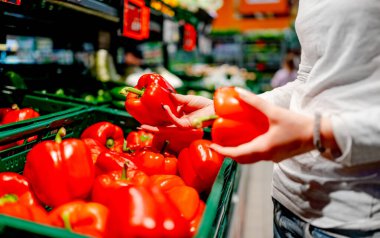 Süpermarkette Biber Toplayan Kız Eller Yakın Çekimde