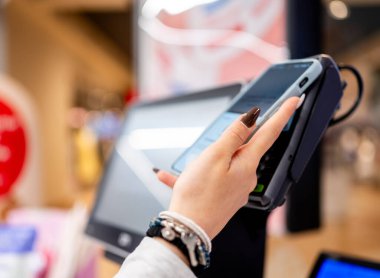 Smartphone 'lu Kadın Elleri Alım Parası Yakından Ödeme Yapıyor