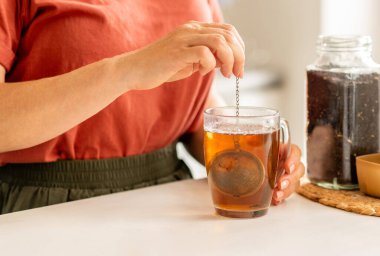 Mutfakta çay yapan kadın.