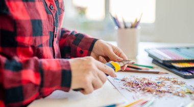 Renkli Kalemleri Açan Bir Kadının Yakın Çekimi