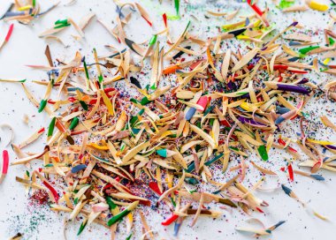 Eylemde Renkli Kalem Talaşları ve Yukarıdan Bakılan Kalemleri Açma