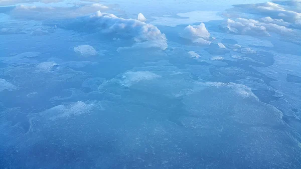 Εύθραυστος Πάγος Και Χιόνι Στην Επιφάνεια Ενός Παγωμένου Ποταμού Χειμερινό — Φωτογραφία Αρχείου