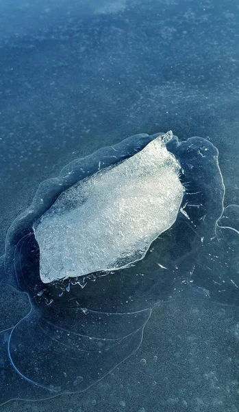 Eisblock Auf Der Oberfläche Eines Gefrorenen Flusses Nahaufnahme — Stockfoto