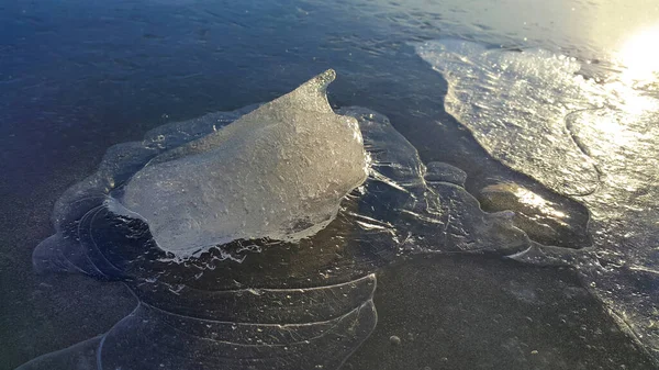 凍結した川の表面に氷のブロック クローズアップ自然背景 — ストック写真