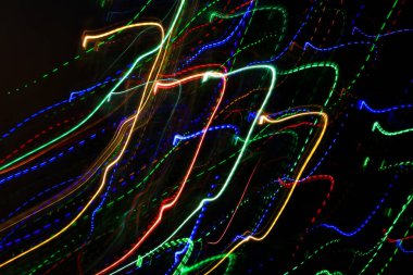 Renkli izlerden ya da ışık yörüngesinden gelen desenli soyut bulanık arkaplan