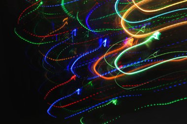 Renkli izlerden ya da ışık yörüngesinden desenli soyut arkaplan