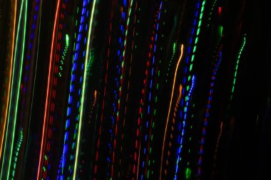 Renkli izlerden ya da ışık yörüngesinden gelen desenli soyut bulanık arkaplan